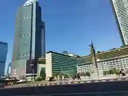 Cuaca Cerah di Jakarta Mendorong Warga Tetap Beraktivitas di Bundaran HI Meski Tidak Ada CFD